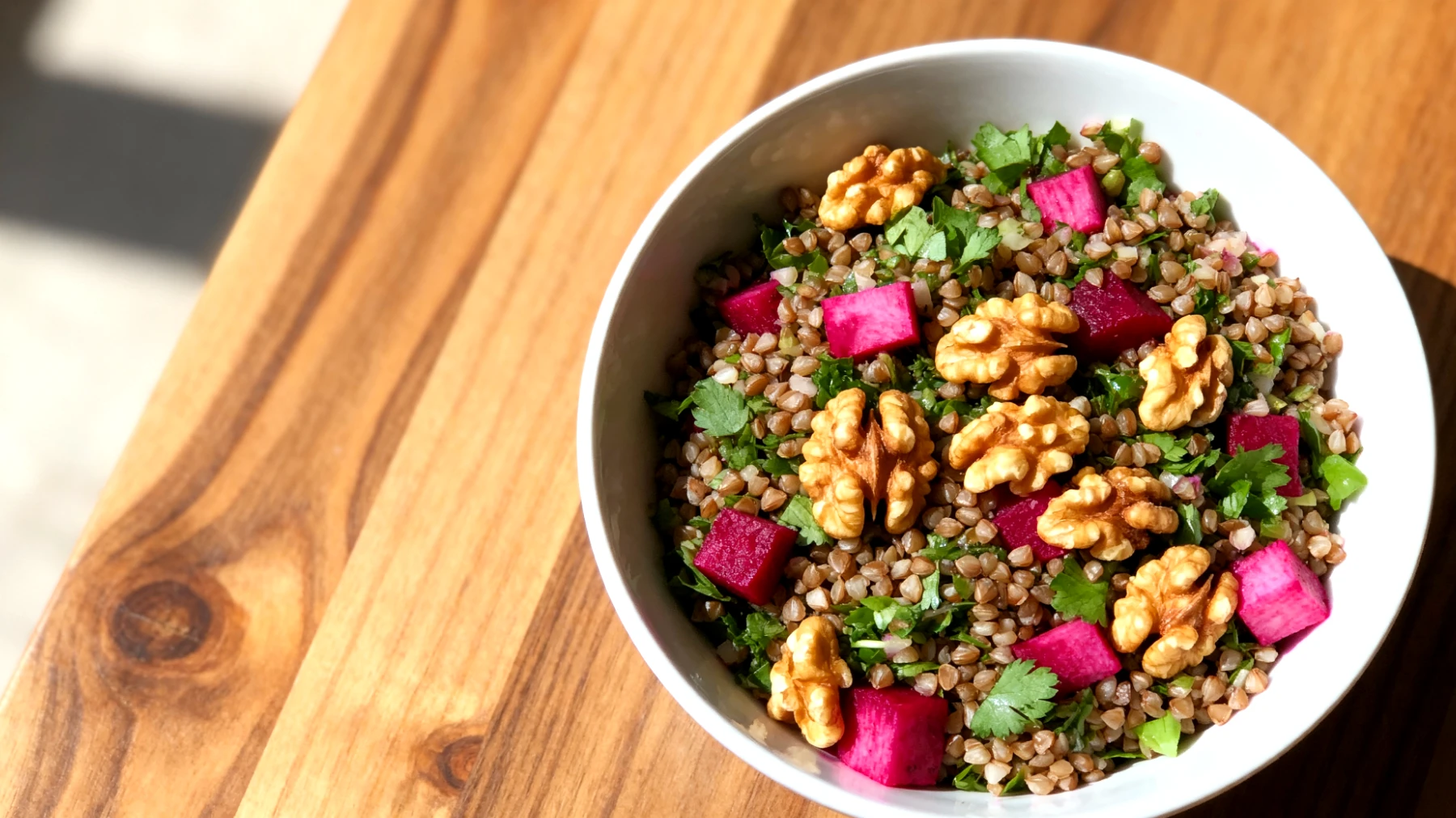 Buchweizen-Taboulé mit gerösteten Walnüssen und fermentierten Rote Bete"