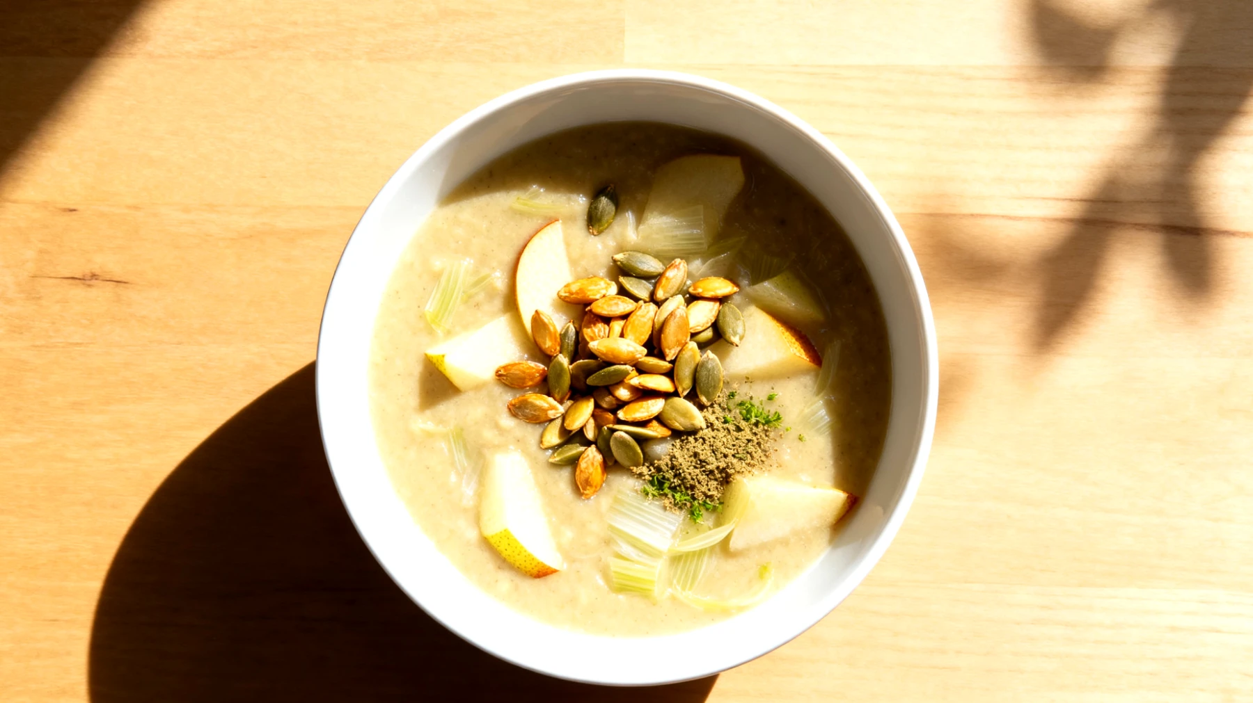 Fenchel-Birnen-Suppe mit Kardamom und gerösteten Kürbiskernen"