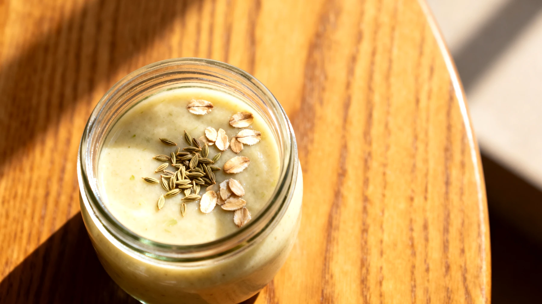 Fenchelsuppe mit Kümmel und Haferflocken im Glas"