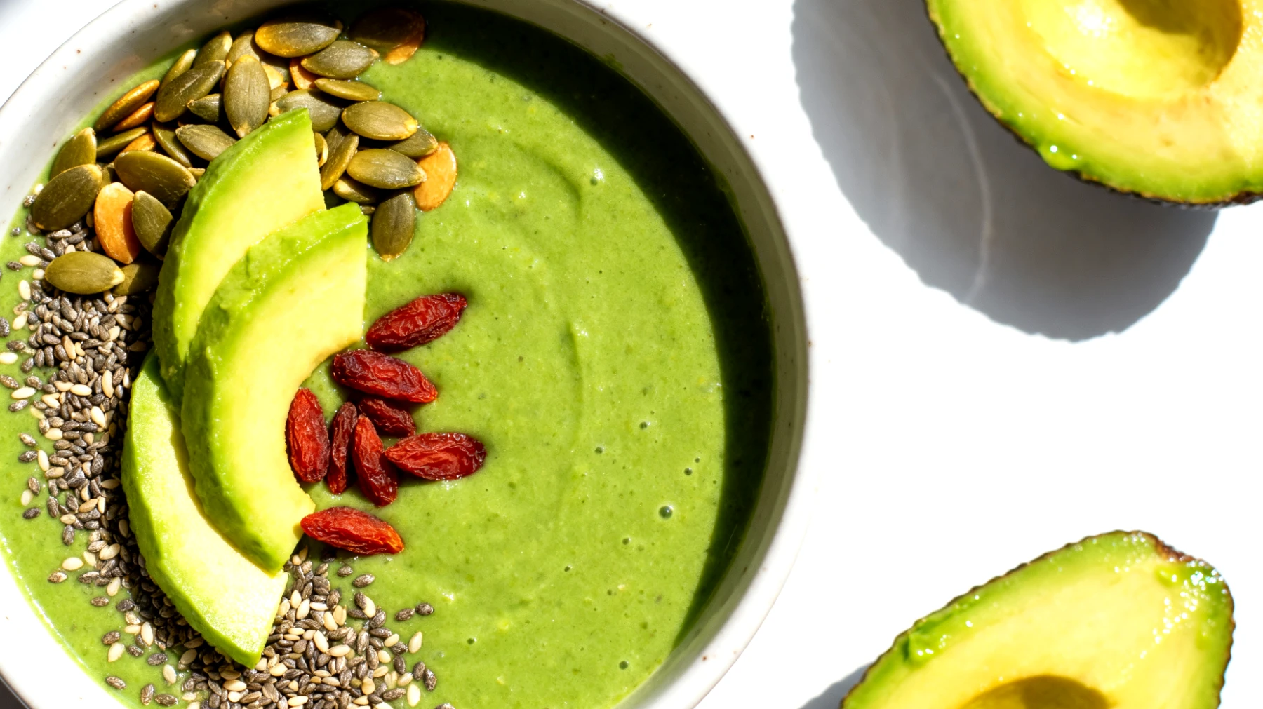 Hanfsamen-Avocado-Smoothie Bowl mit Kürbiskernen und Goji-Beeren"