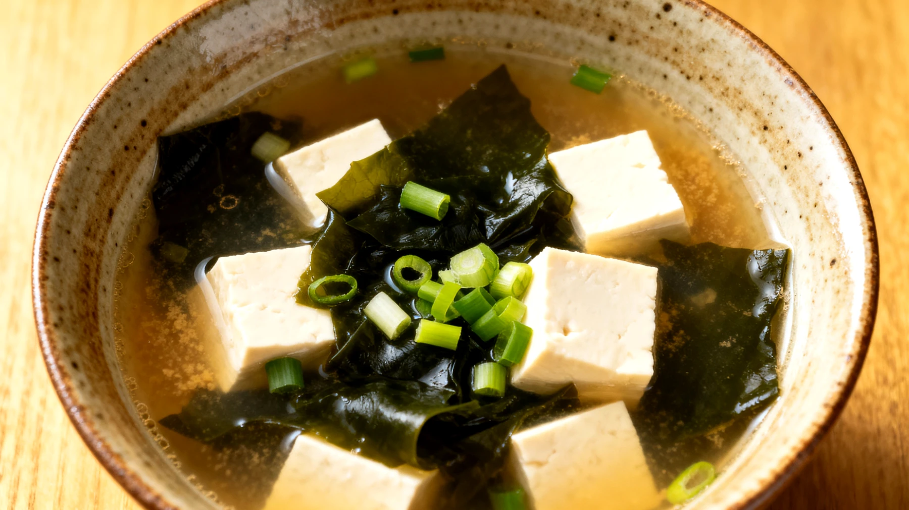 Miso-Suppe mit Wakame-Algen und Seidentofu"