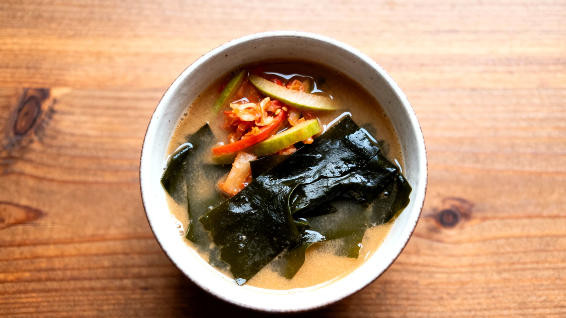 Miso-Suppe mit Wakame-Algen und fermentiertem Gemüse"