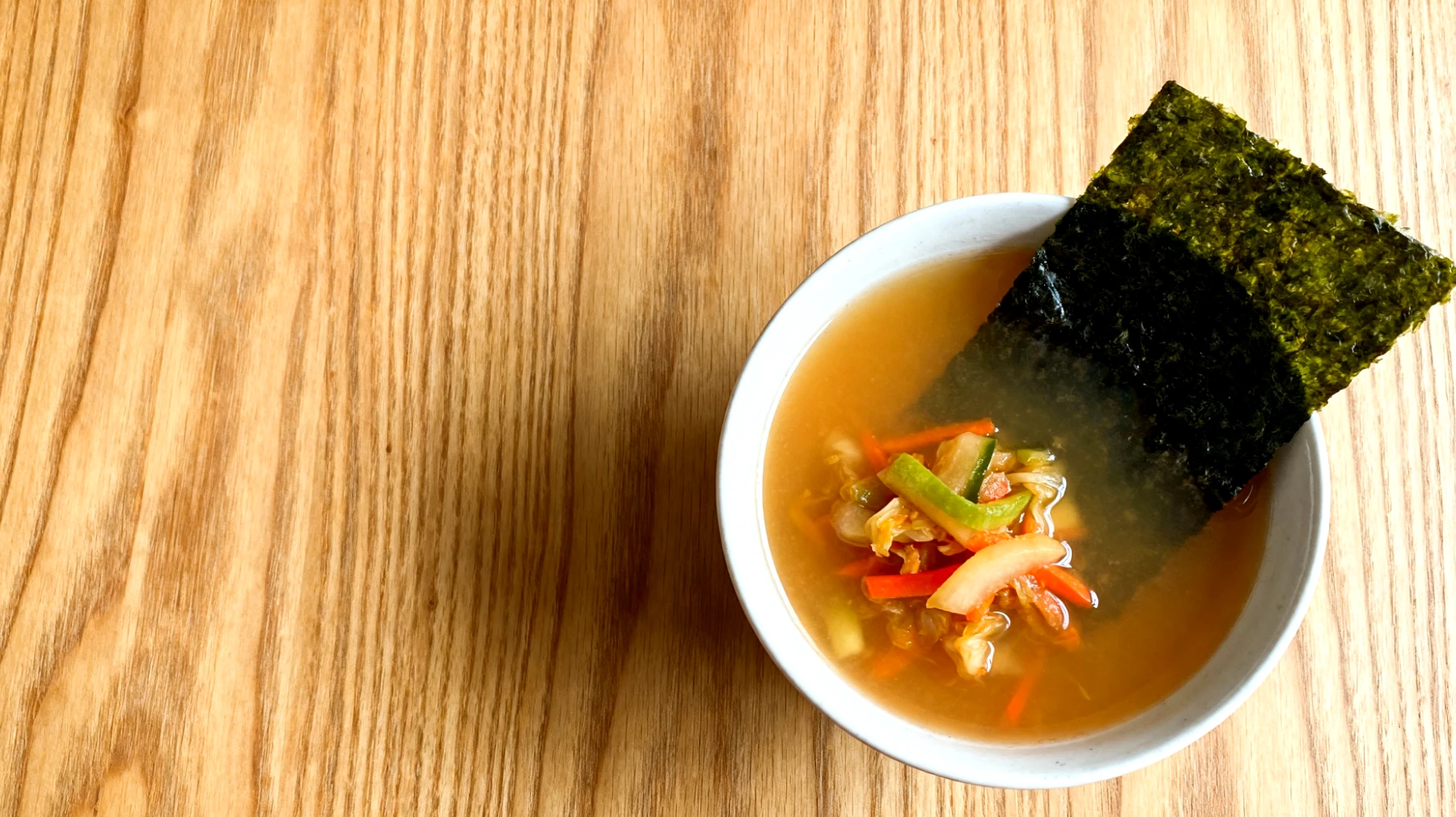 Miso-Suppe mit fermentiertem Gemüse und Seetang"