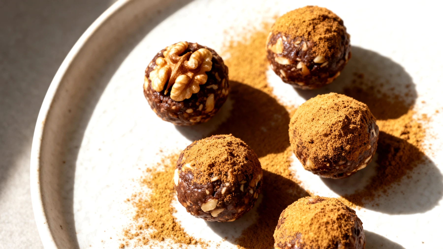 Walnuss-Kakao-Energiekugeln mit Maca-Pulver"