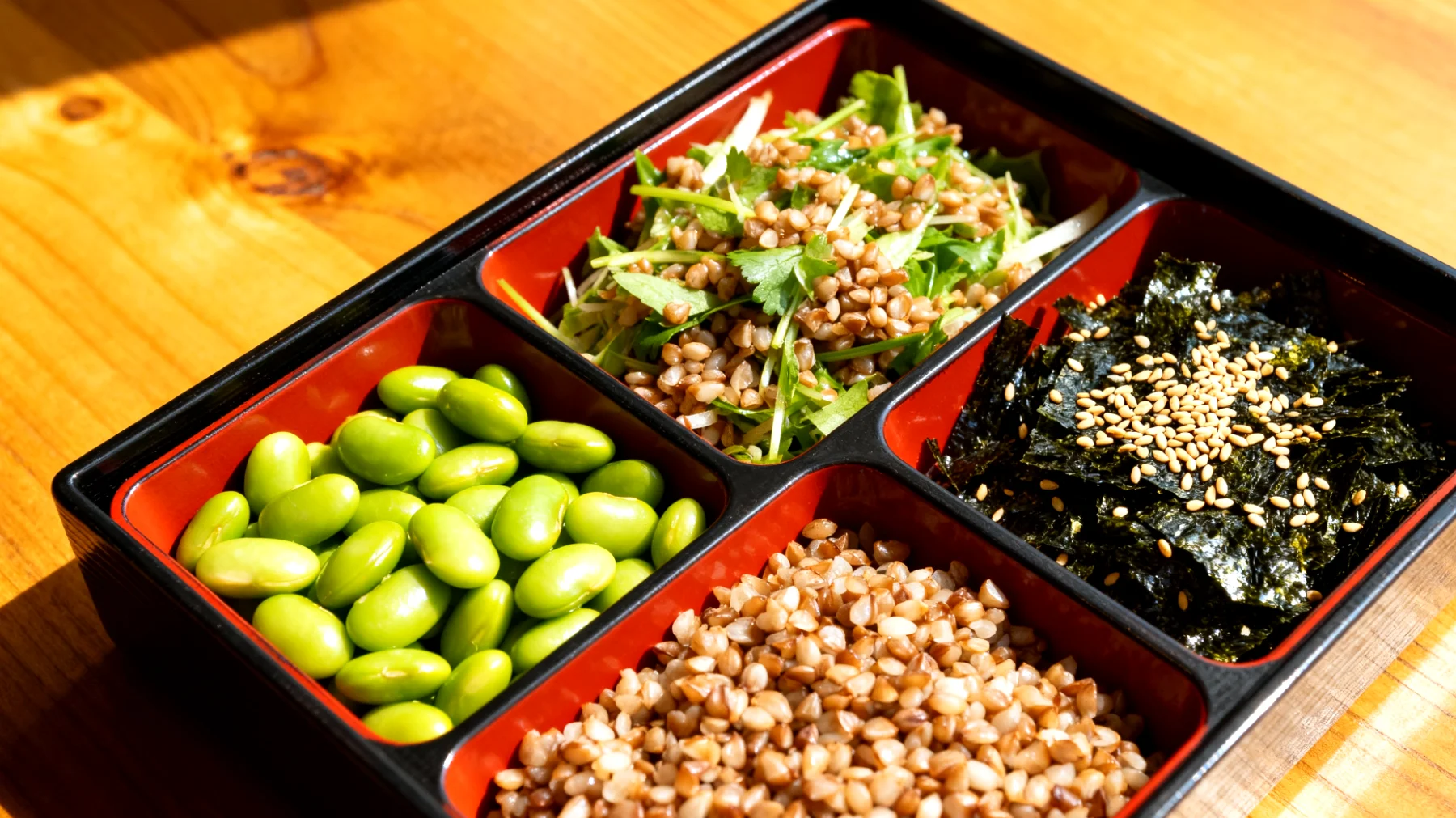 Bento-Box mit Edamame, Buchweizensalat und Sesam-Nori-Würze"