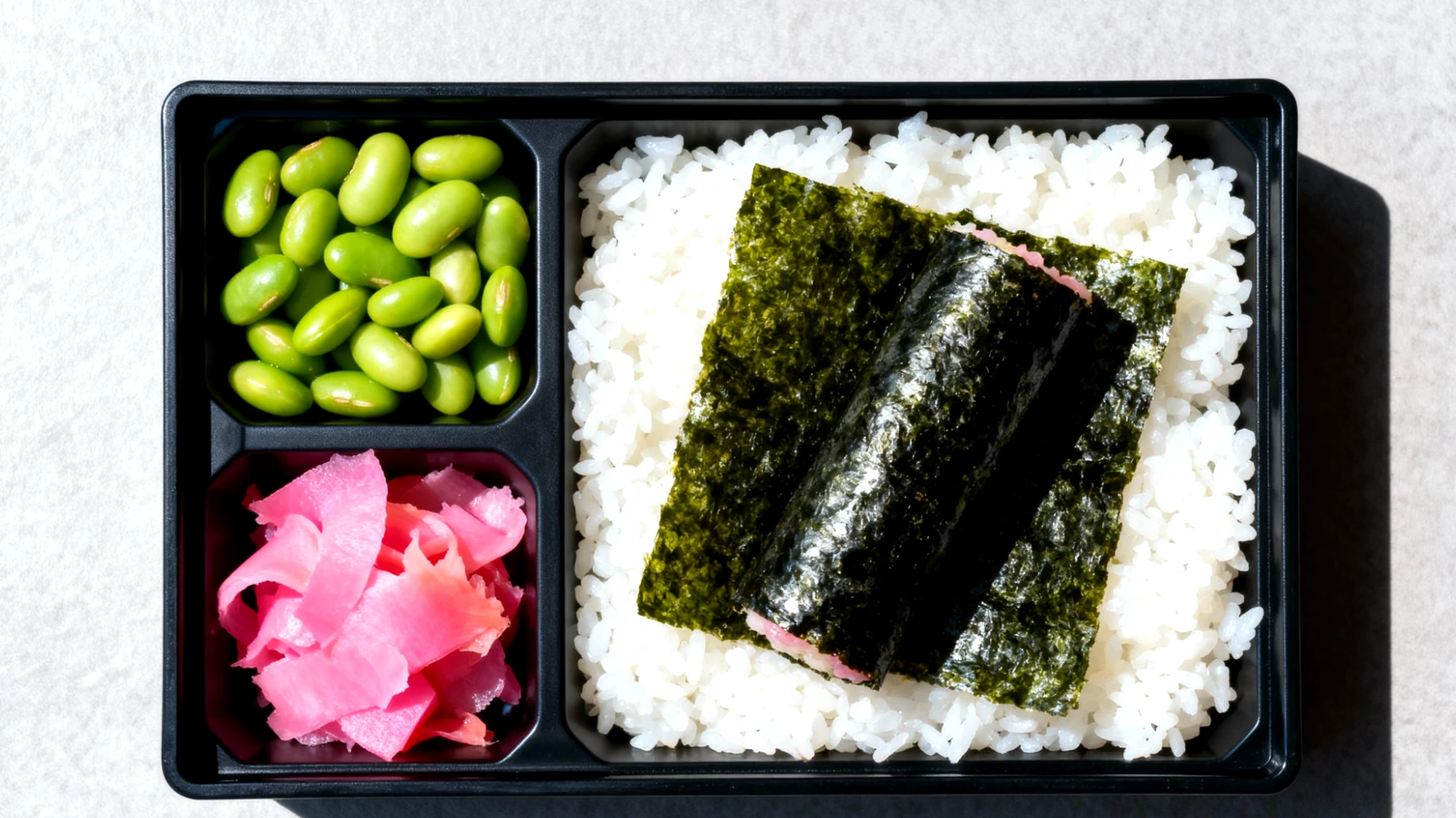 Bento-Box mit Edamame, eingelegtem Ingwer und Nori-Algen-Wrap"