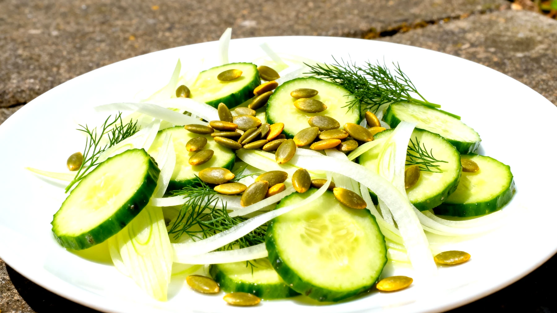 Brennnesselsamen mit Gurken-Fenchel-Salat und gerösteten Kürbiskernen"
