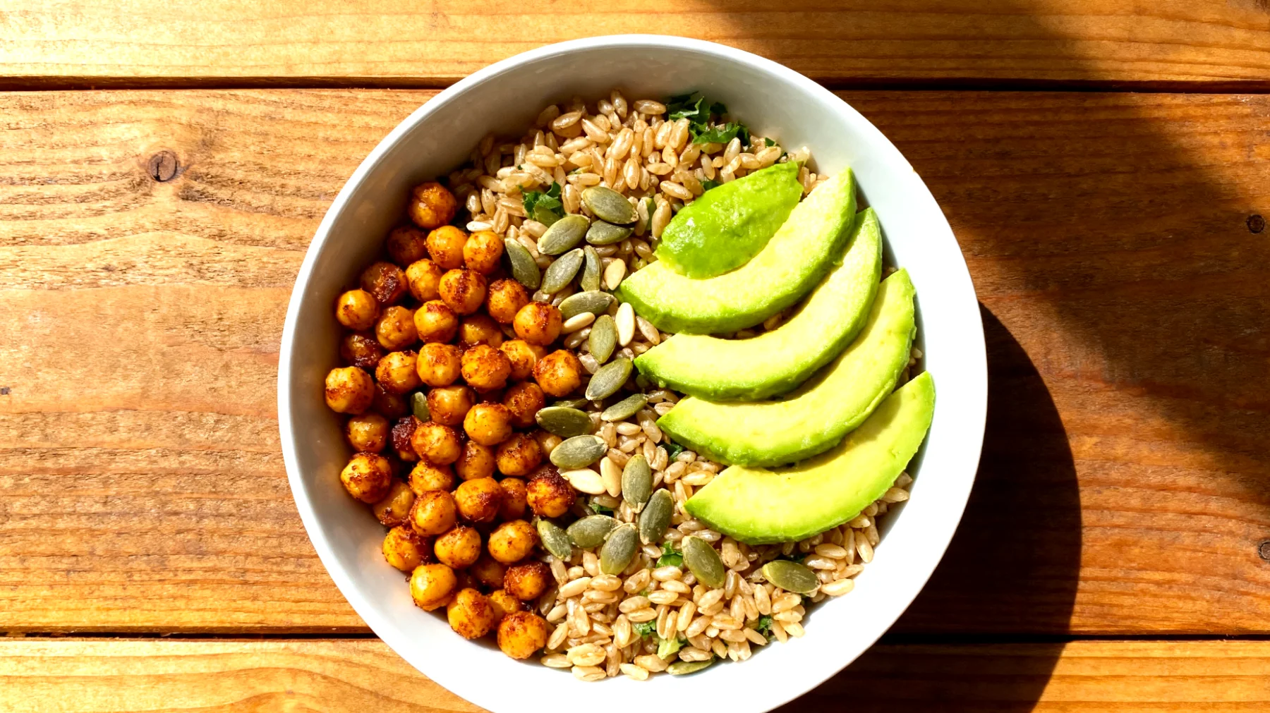 Farro-Salat mit gerösteten Kichererbsen, Avocado und Kürbiskernen"