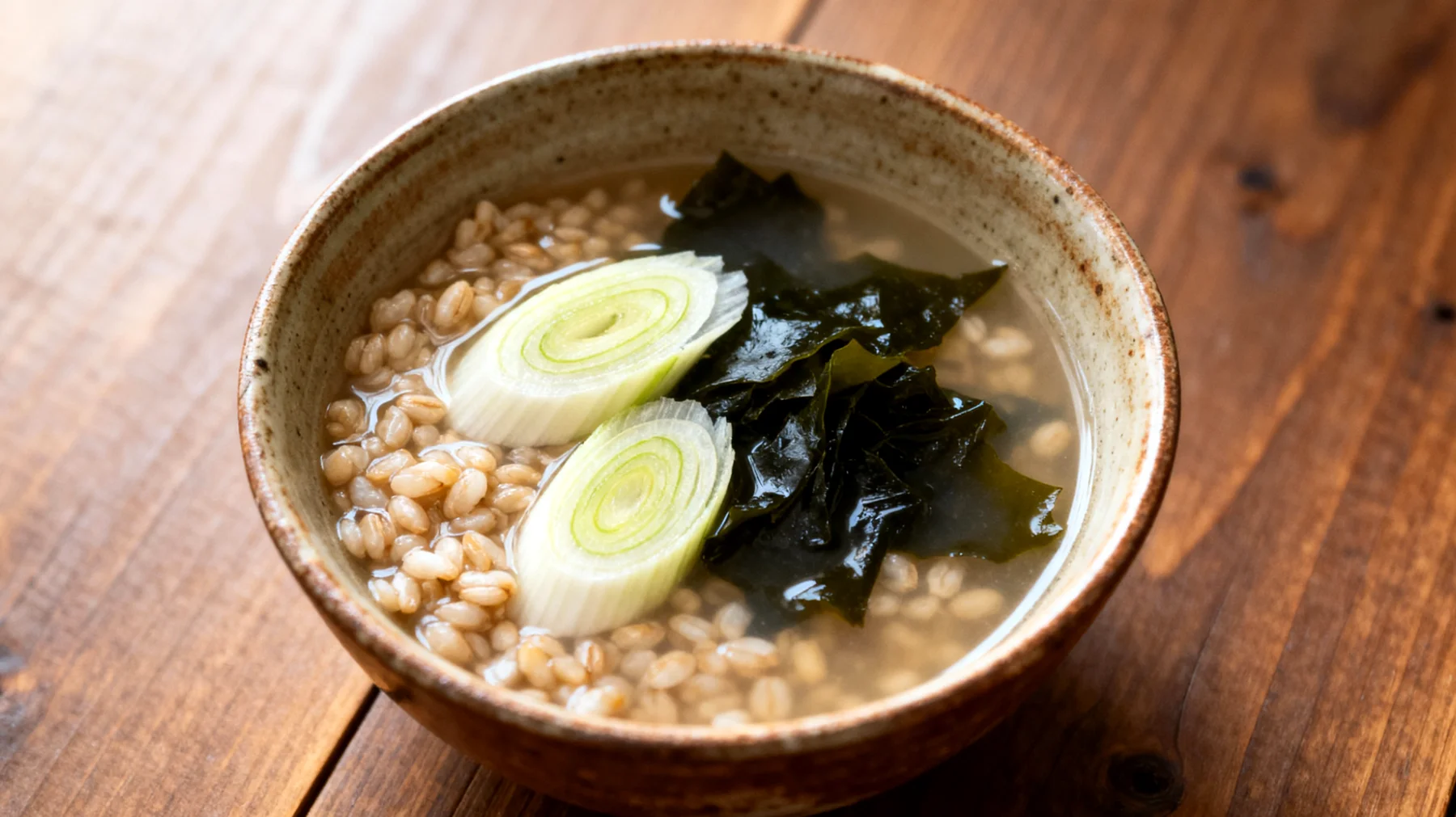 Fenchel-Gersten-Suppe mit Wakame-Algen"