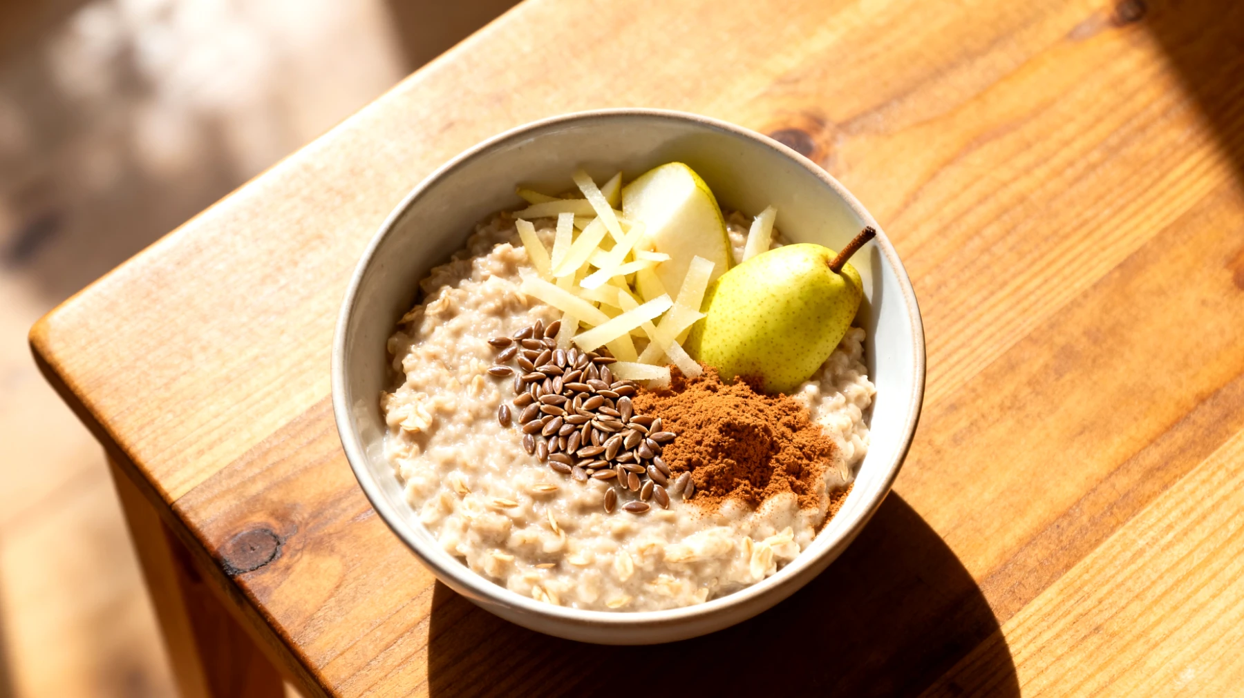 Haferbrei mit Leinsamen, geriebener Birne und Zimtpulver"