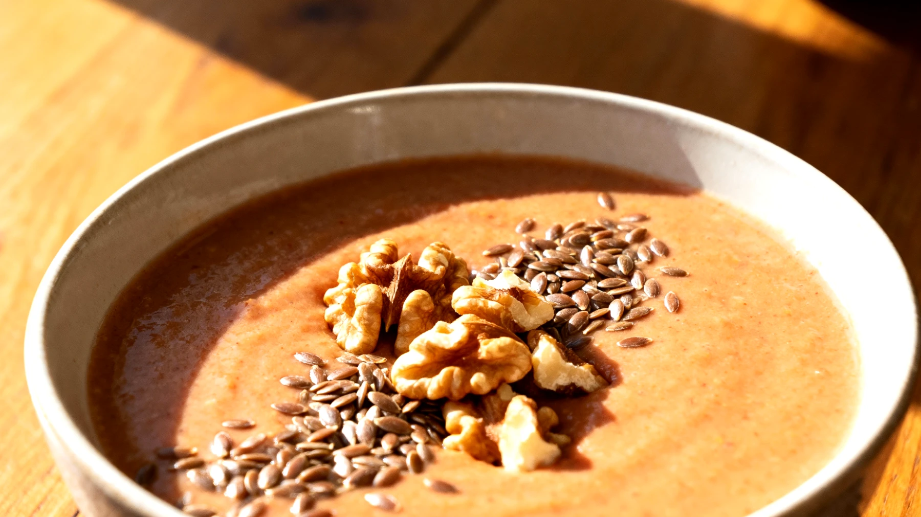 Hagebuttenpüree mit Leinsamen und Walnüssen"