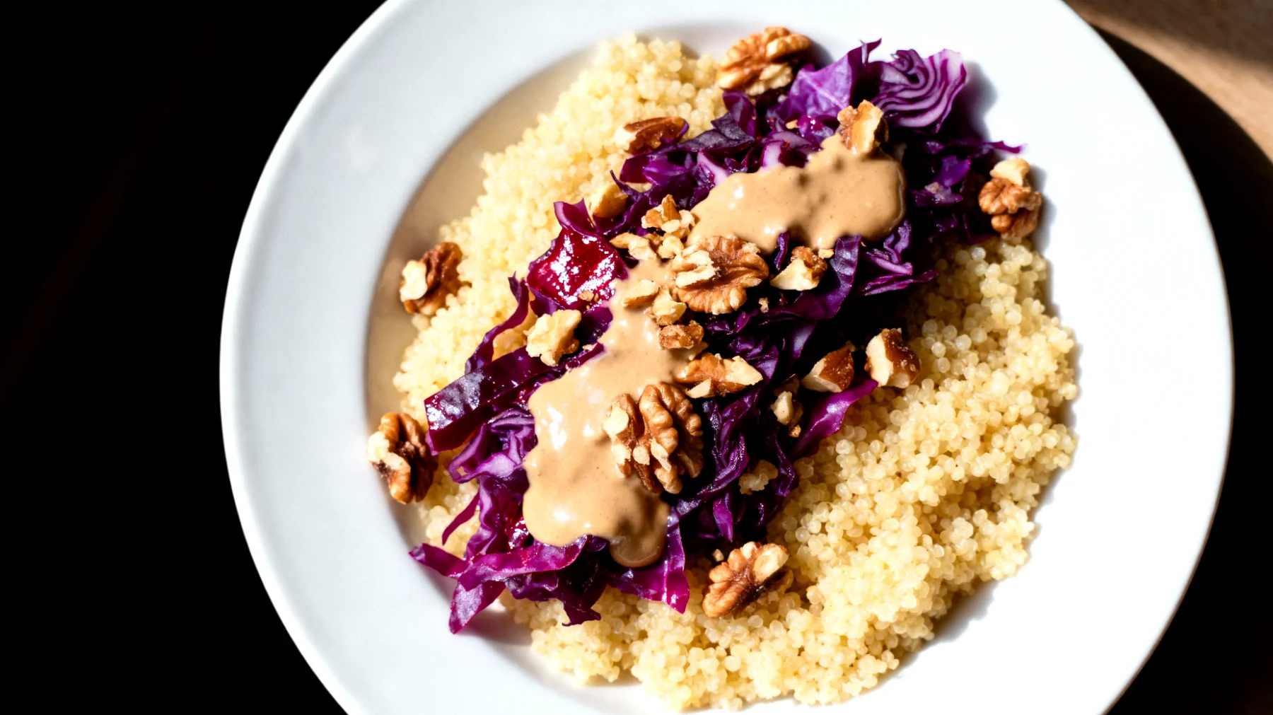 Hirse-Bowl mit fermentiertem Rotkohl, Walnüssen und Tahini-Dressing"