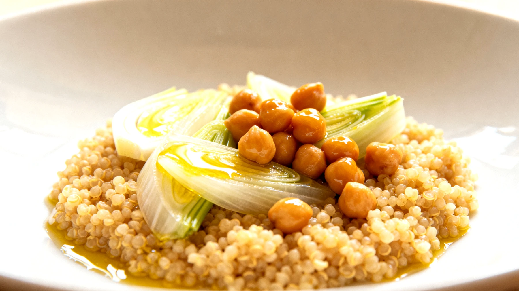 Hirse-Bowl mit gedünstetem Fenchel, Kichererbsen und Zitronenöl"