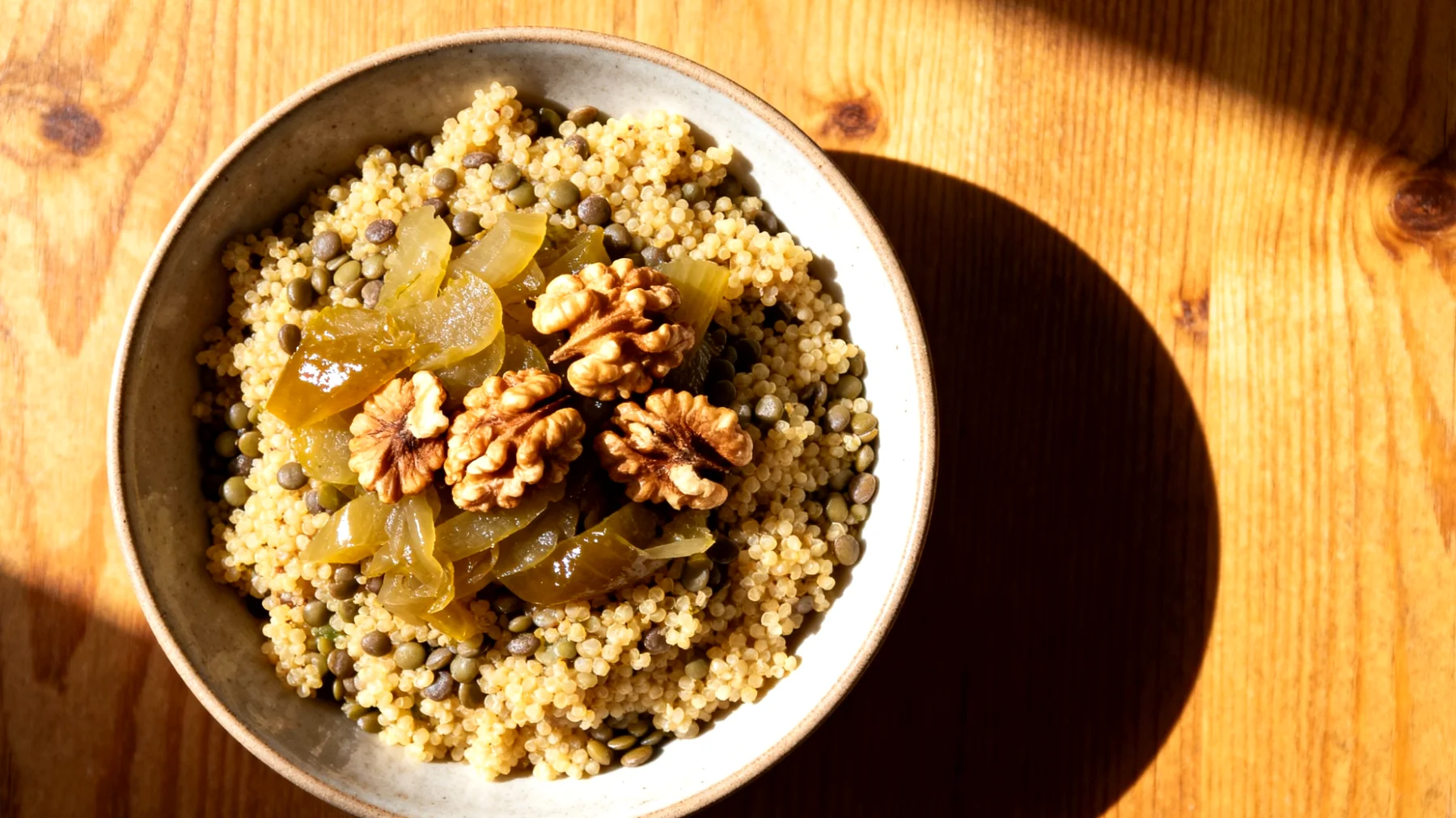 Hirse-Linsen-Salat mit Walnüssen und fermentiertem Gemüse"