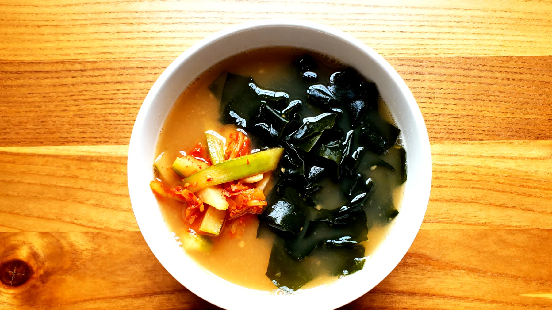 Miso-Suppe mit Algen und fermentiertem Gemüse"