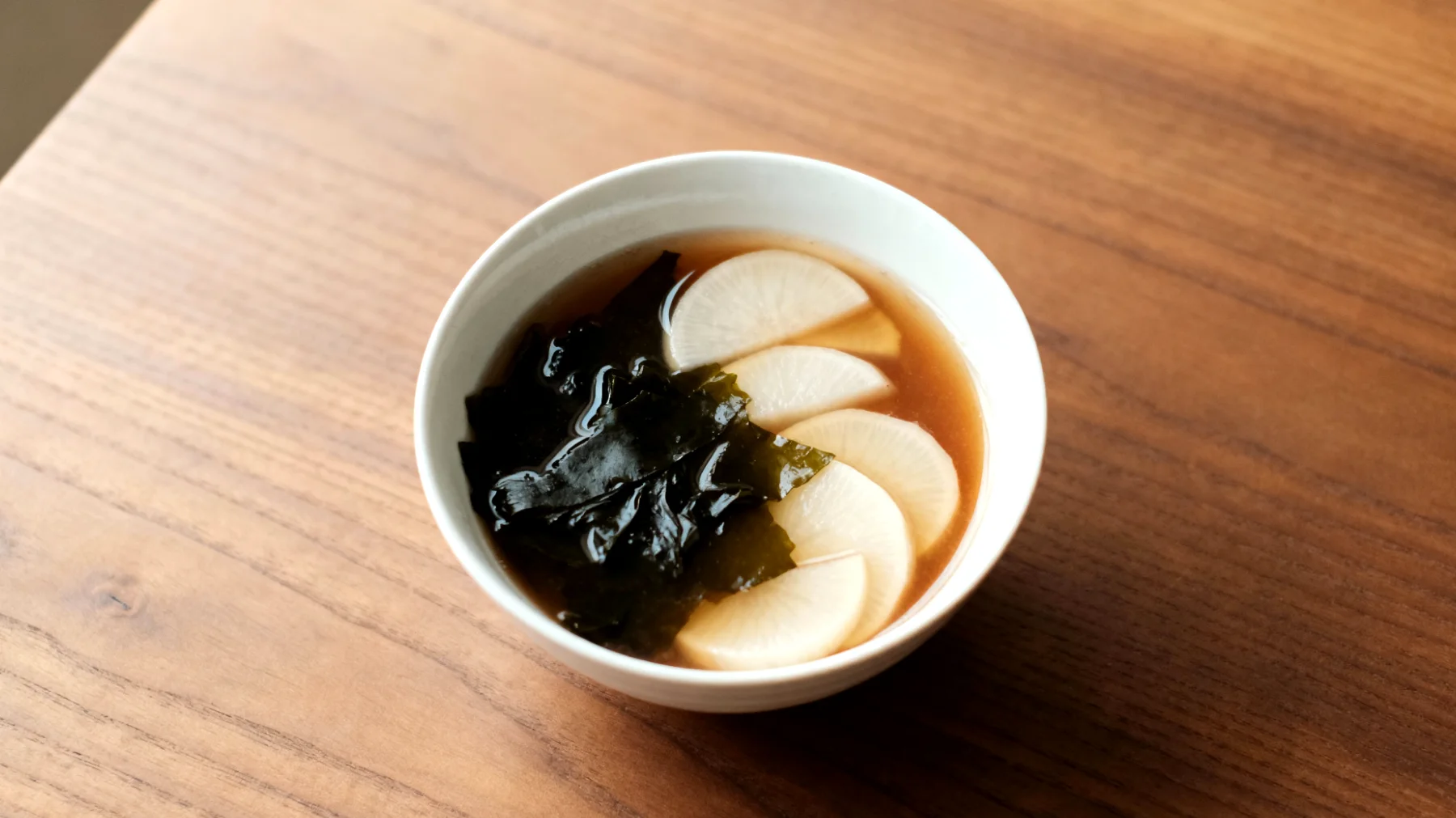 Miso-Suppe mit Daikon-Rettich und Algen"