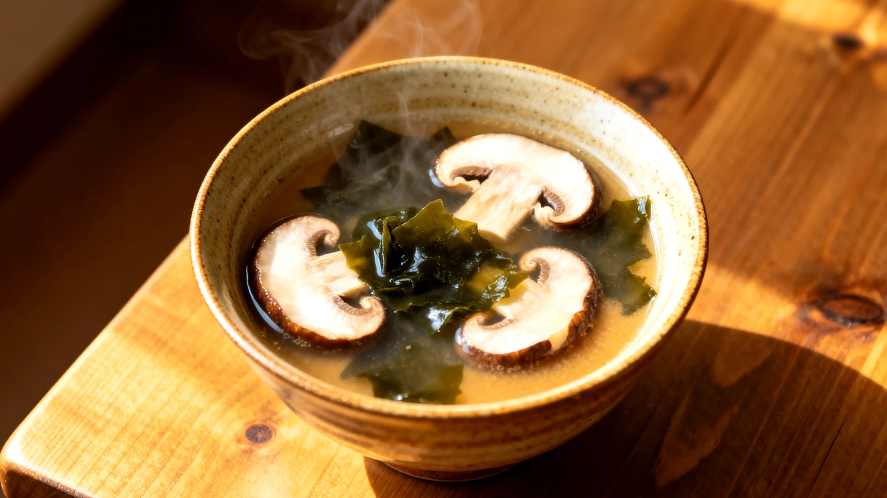 Miso-Suppe mit Shiitake-Pilzen und Wakame-Algen"
