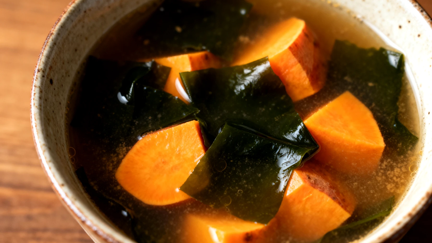 Miso-Suppe mit Wakame-Algen und Süßkartoffel"