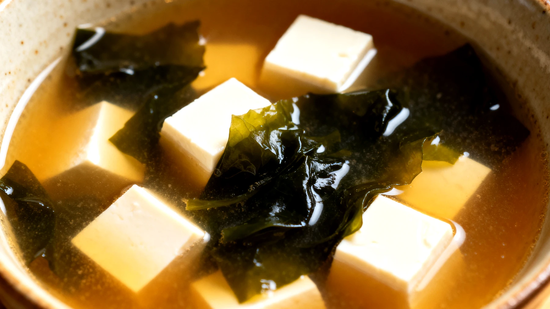 Miso-Suppe mit Wakame-Algen und Seiden-Tofu"