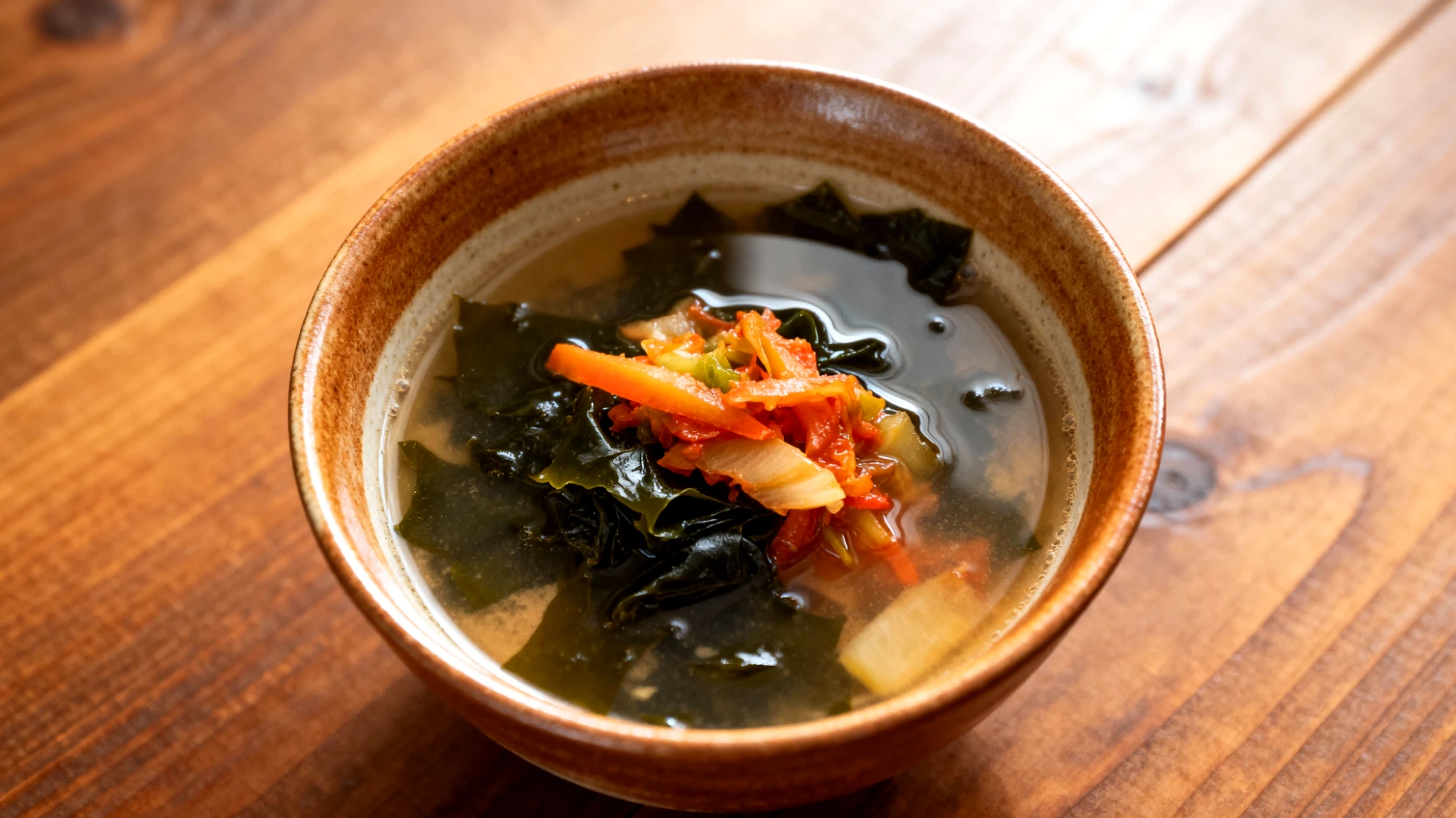 Miso-Suppe mit Wakame-Algen und fermentiertem Gemüse"