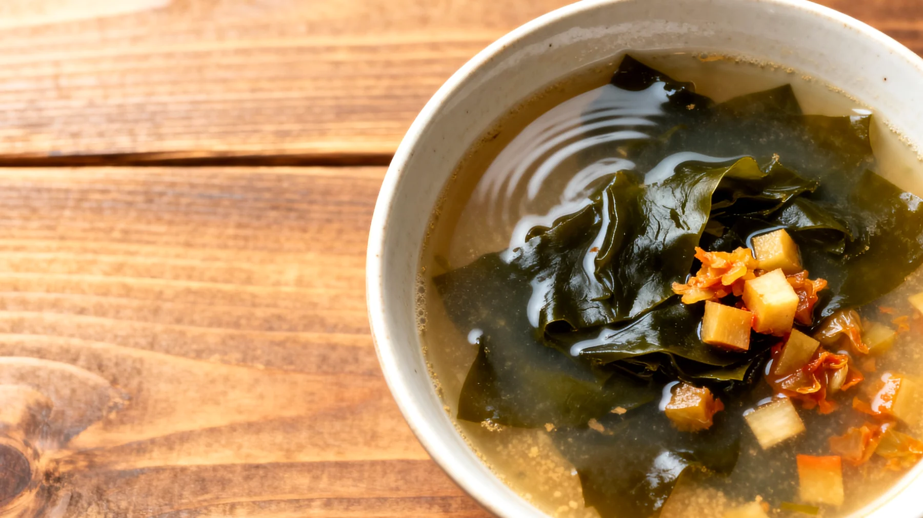 Miso-Suppe mit Wakame-Algen und fermentiertem Gemüse"