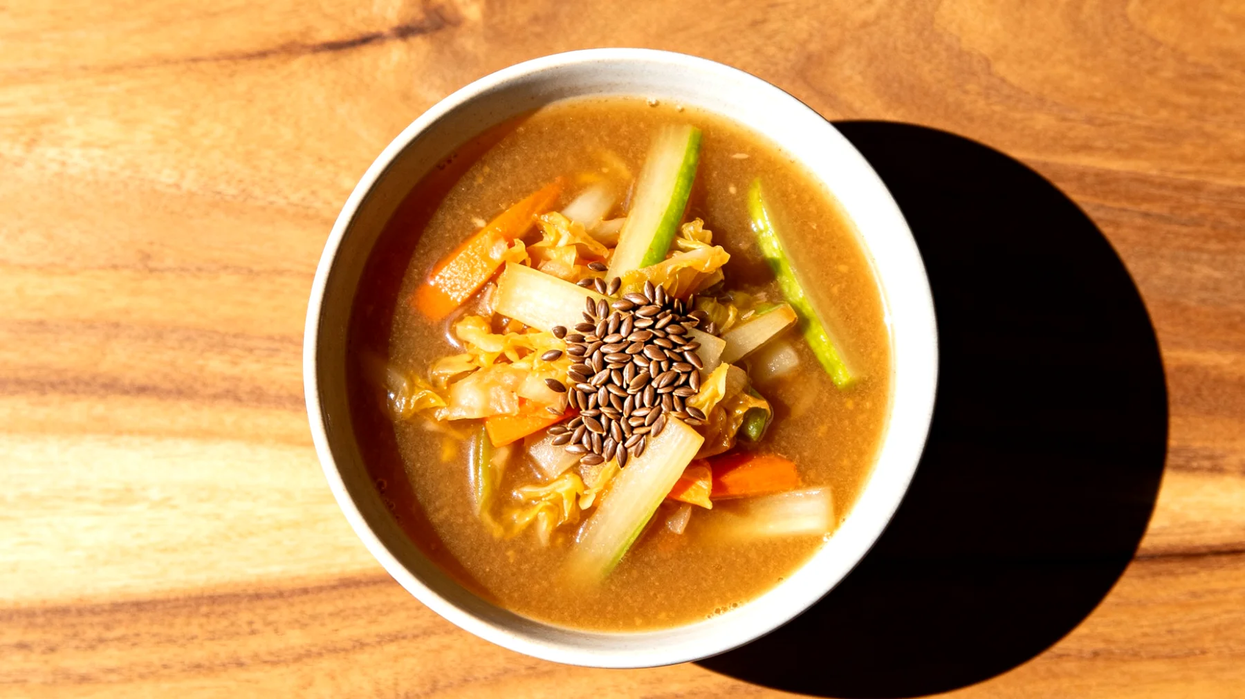 Miso-Suppe mit fermentiertem Gemüse (Sauerkraut oder Kimchi) und Leinsamen"