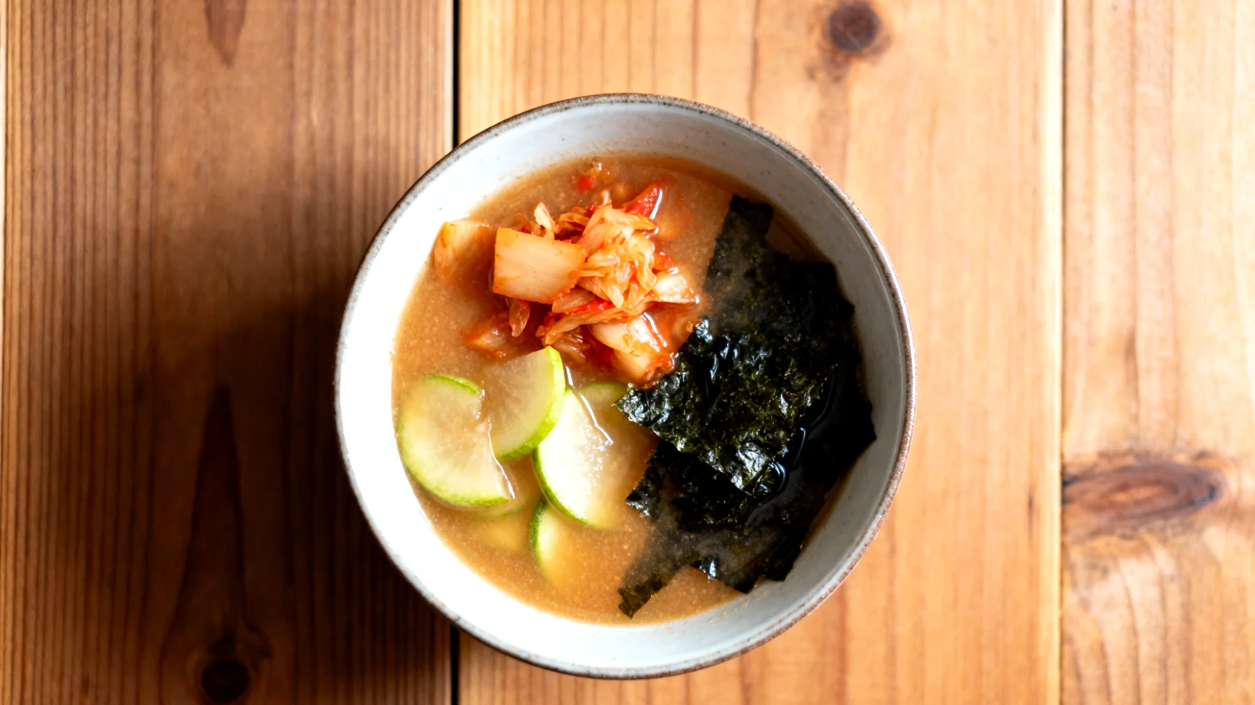 Miso-Suppe mit fermentiertem Gemüse (z.B. Sauerkraut oder Kimchi) und Algen"