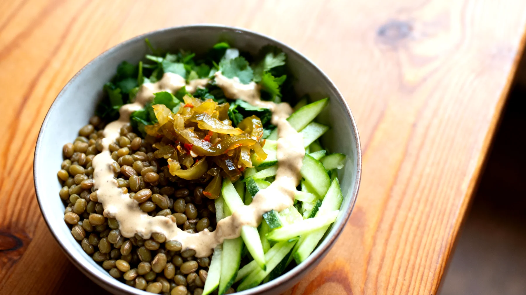 Mungobohnen-Gemüse-Bowl mit Tahini und fermentiertem Gemüse"