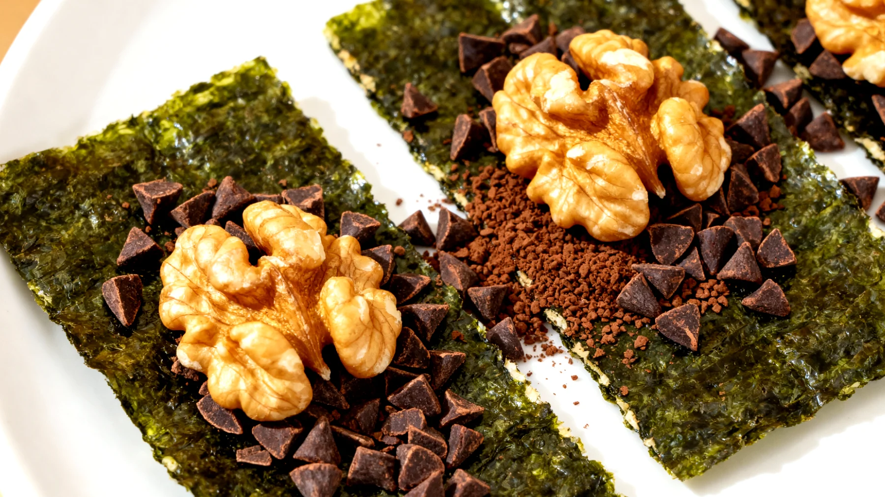 Nori-Algenblätter mit Walnüssen und Kakao-Nibs"