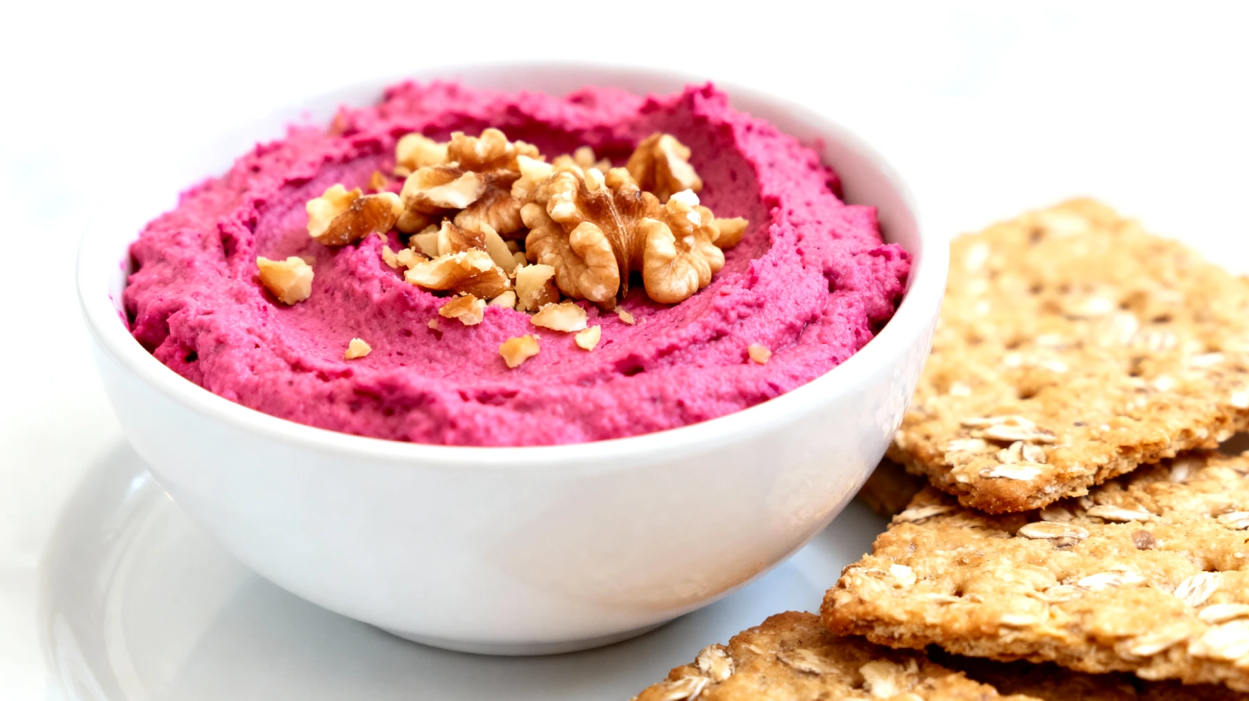 Rote-Bete-Hummus mit Walnüssen und Haferflocken-Crackern"