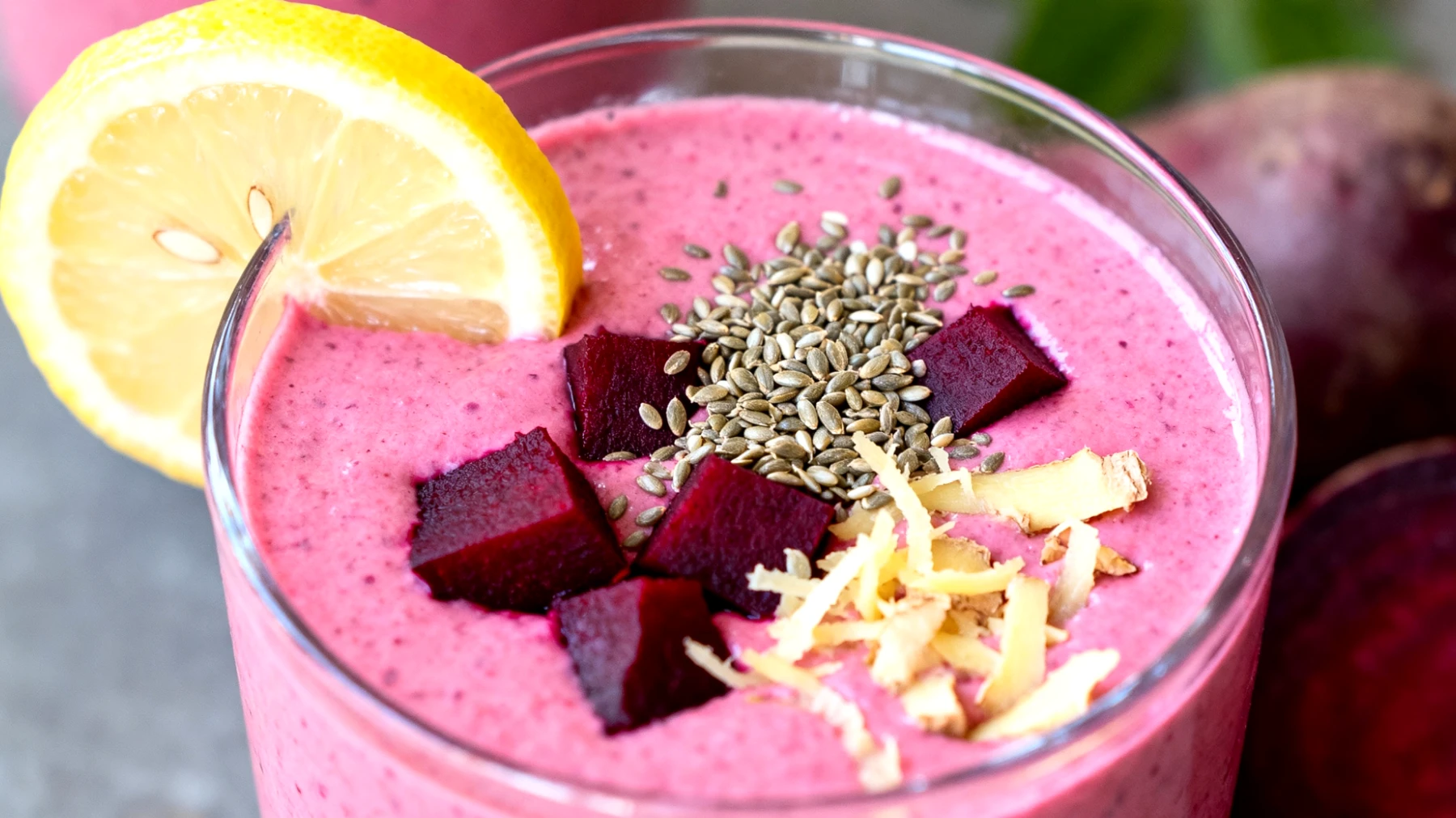 Rote-Bete-Ingwer-Smoothie mit Hanfsamen und Zitrone"