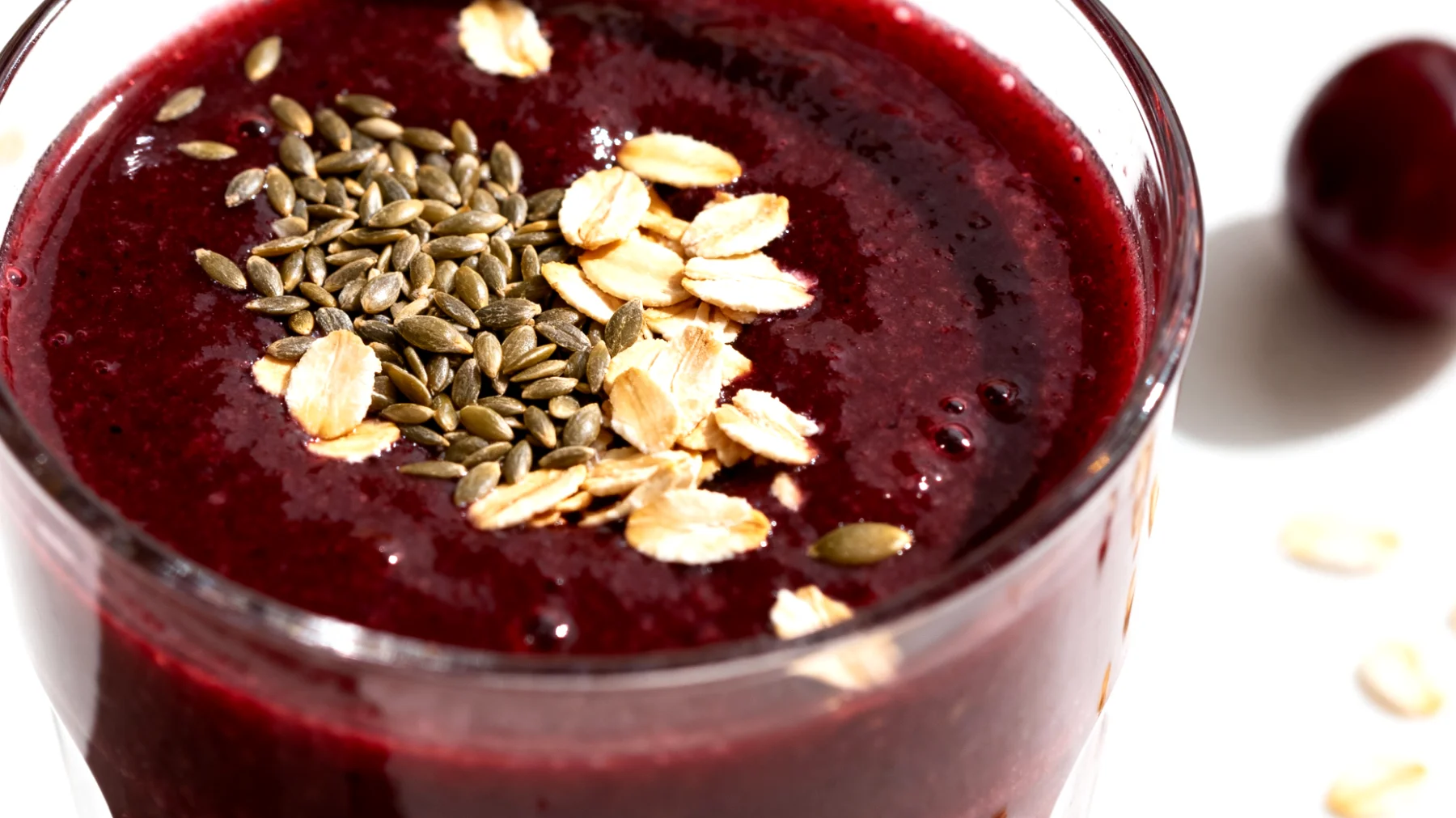 Sauerkirschsaft mit Hanfsamen und Haferflocken"