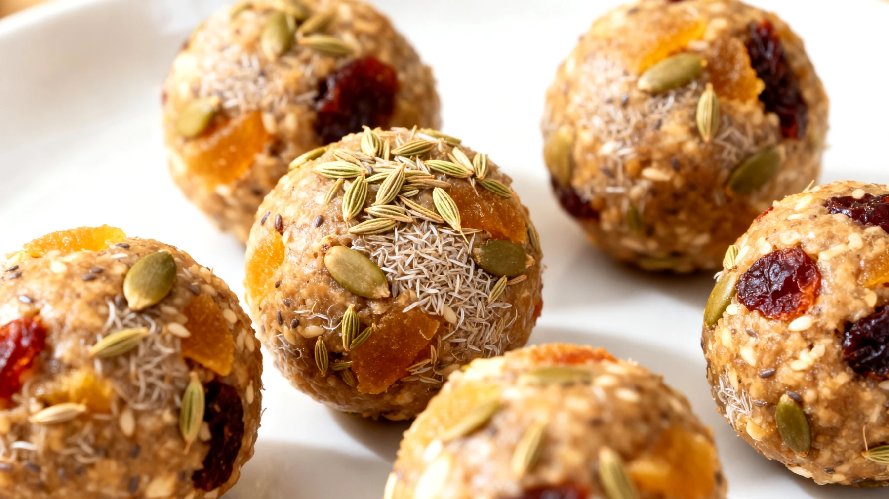 Trockenfrüchte-Kugeln mit Flohsamenschalen und Fenchelsamen"