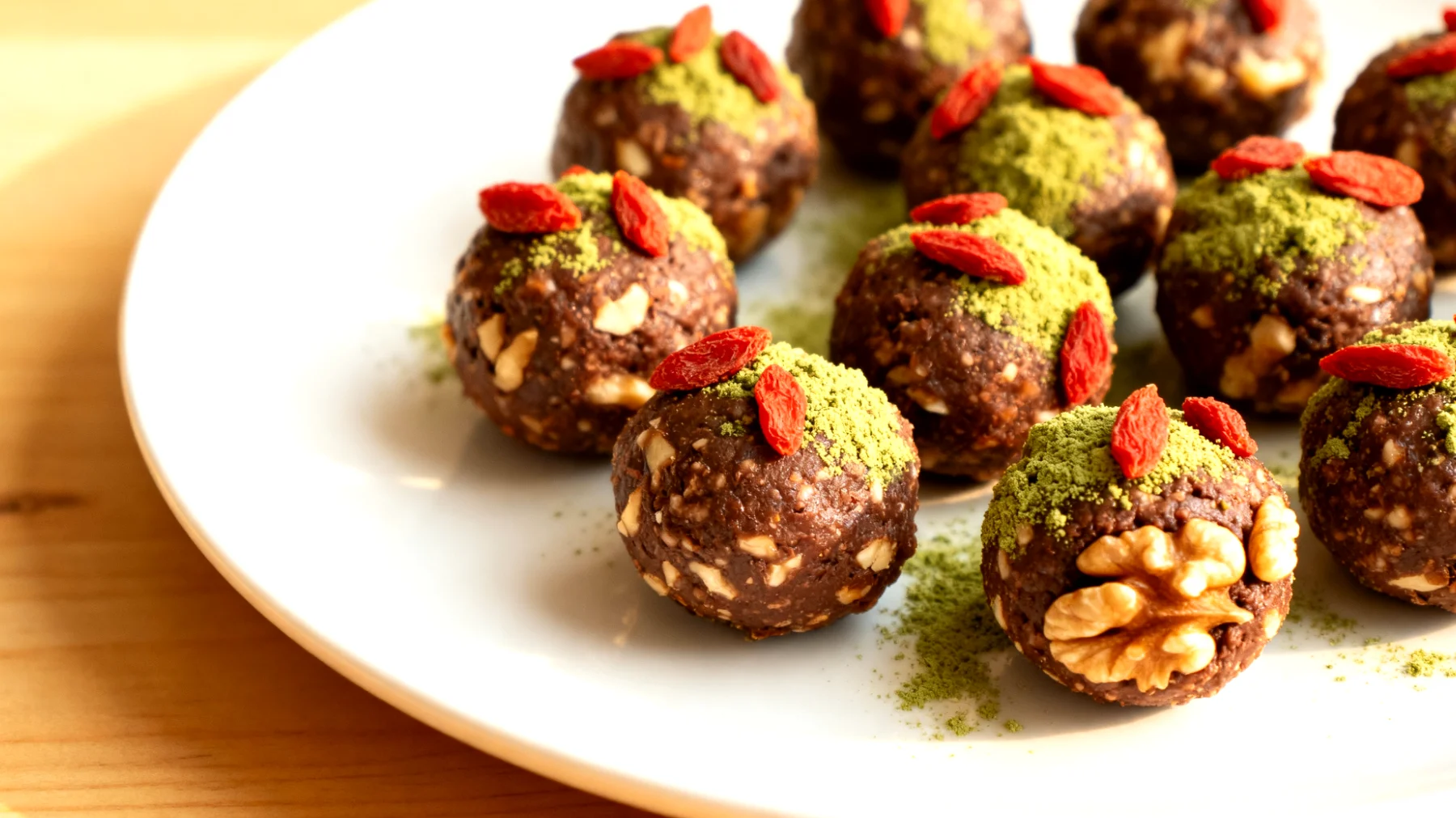 Walnuss-Kakao-Energiekugeln mit Goji-Beeren und Matcha"